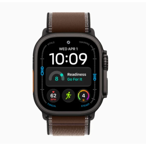 Apple Watch Ultra 4 49mm Black Titanium с Dark Umber Trail Loop крупный план