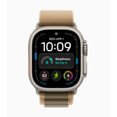 Apple Watch Ultra 4 49mm Natural Titanium с Desert Alpine Loop крупный план
