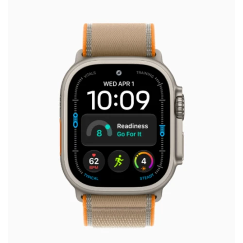 Apple Watch Ultra 4 49mm Natural Titanium с Sand Trail Loop крупный план